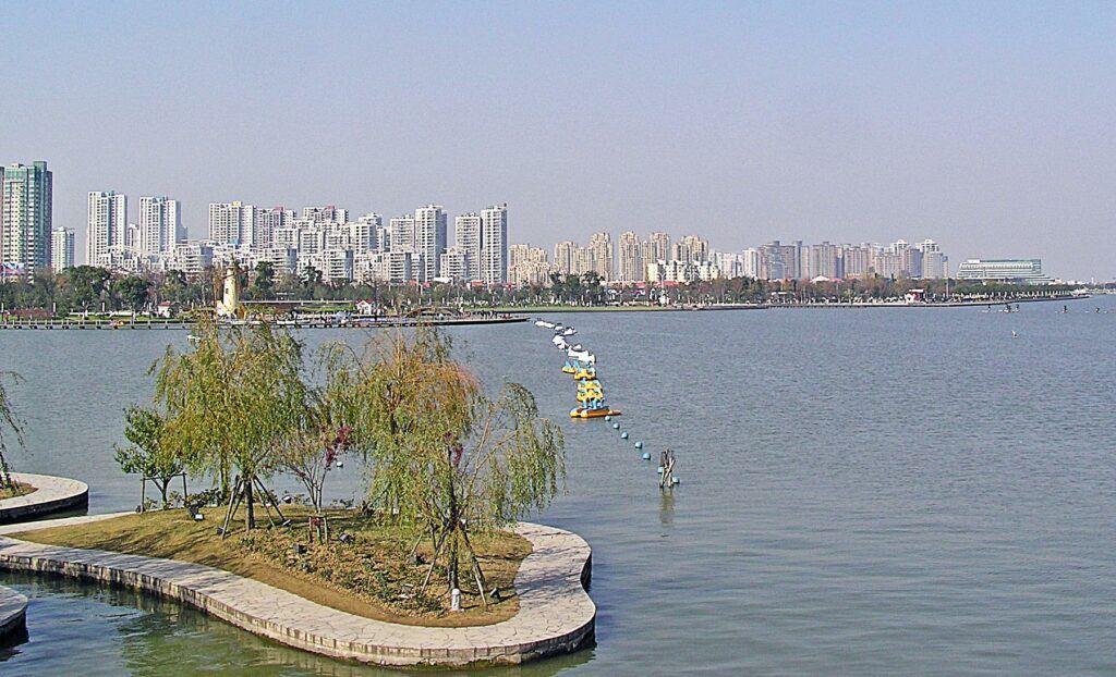 File:Suzhou Industrial Park (SIP) - West Bank of Jin Ji Lake.jpg - a body of water